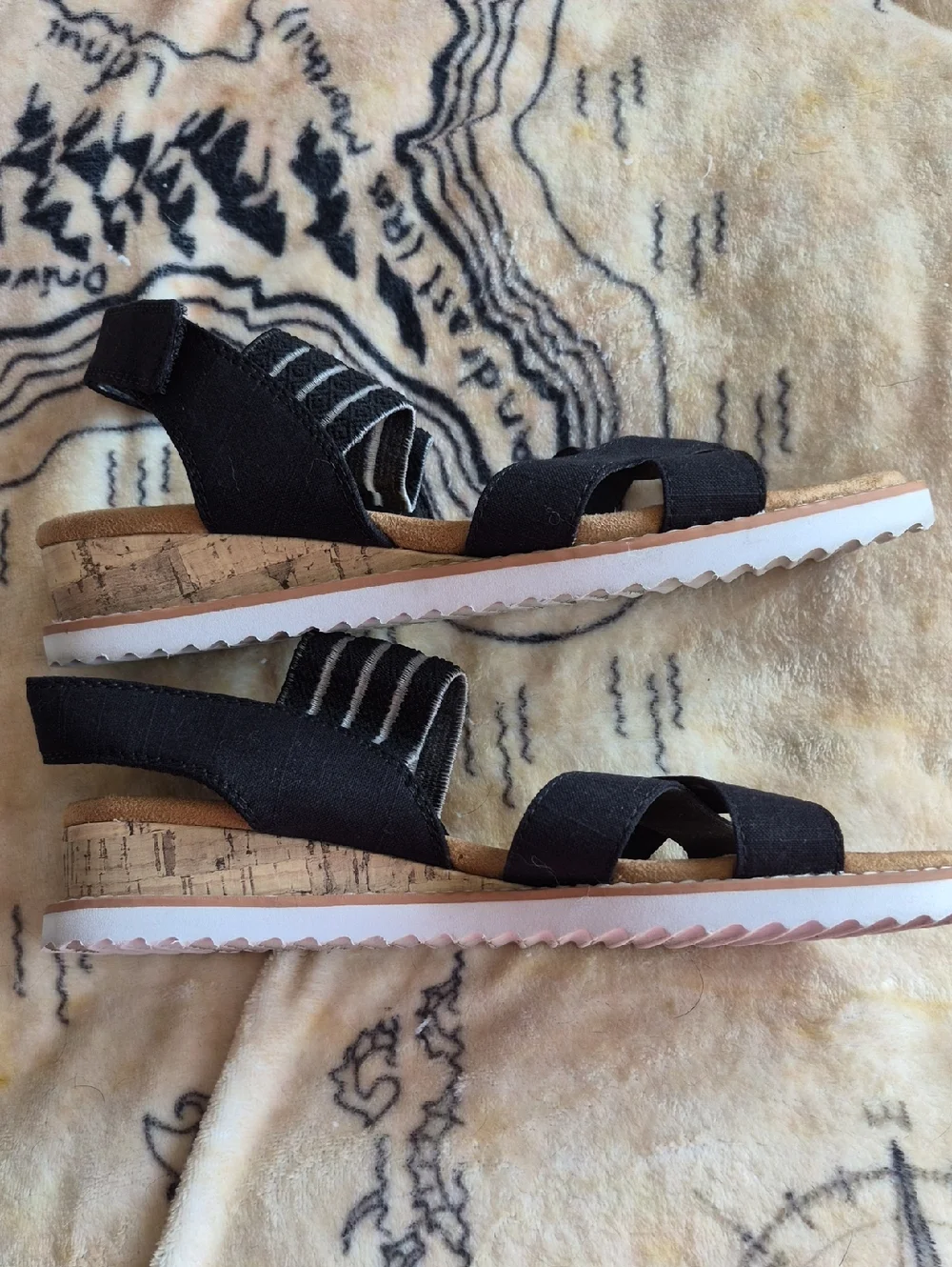 Bobs From Skechers Size 6 Sandals Strappy Details Memory Foam